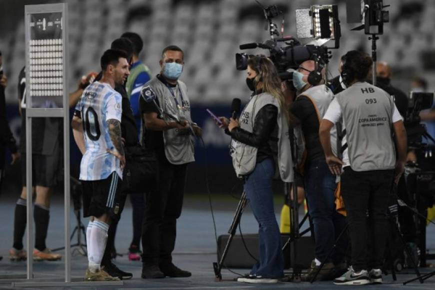 Lionel Messi fue nombrado el MVP del partido y se encargó de atender a la prensa deportiva tras el pitazo final.