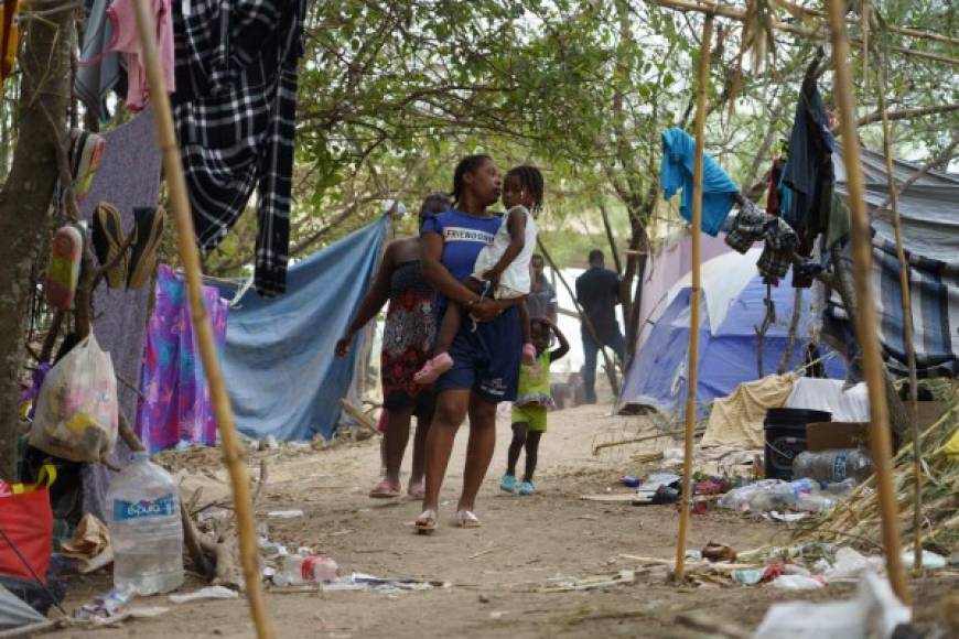 Medios locales destacaron este miércoles las precarias condiciones en las que se encuentran las miles de familias migrantes resguardadas por agentes de la Patrulla Fronteriza.