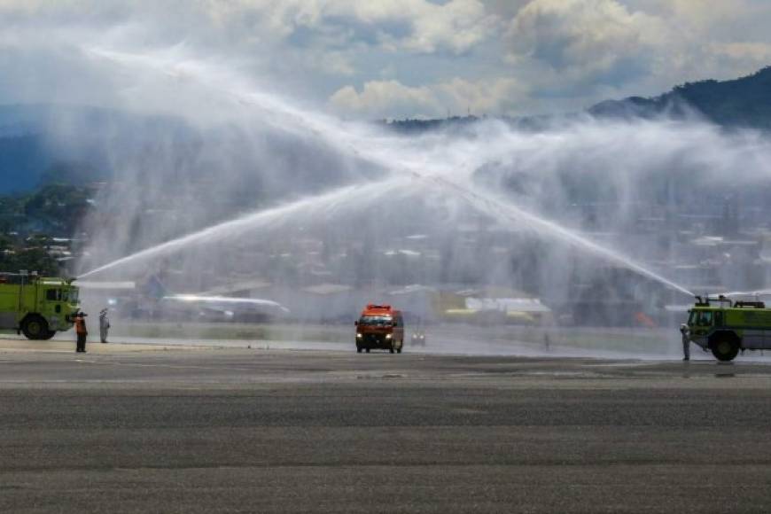 Familiares y elementos del Cuerpo de Bomberos, se dieron cita en la Base Aérea Hernán Acosta Mejía de la Fuerza Aérea en Tegucigalpa, para recibir los restos mortales de Frank Obilson Santos Girón.