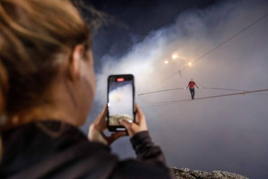 El acróbata estadounidense Nik Wallenda hizo historia al cruzar en media hora sobre una cuerda floja el cráter del activo volcán Masaya de Nicaragua, desafiando el impresionante lago de lava que bulle en su interior. Fotos AFP