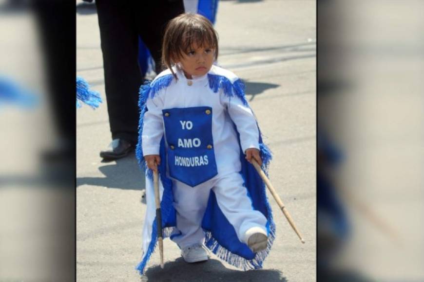 Este catrachito desfilaba orgulloso en San Pedro Sula.