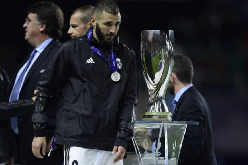 Karim Benzema tras recoger su medalla de subcampeón de la Supercopa de Europa.