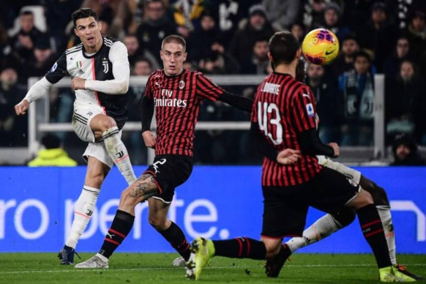 Cristiano Ronaldo haciendo un disparo a la portería del Milan.