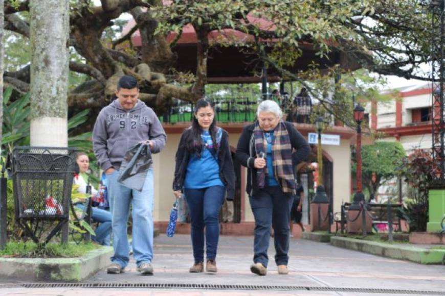 Muchos hondureños permanecen abrigados por el primer frente frío del 2018 , que está dejando bajas temperaturas y lloviznas este miércoles en la mayor parte del territorio nacional.<br/>