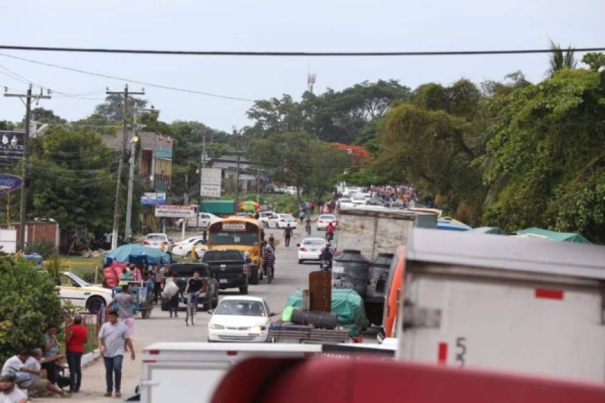 La carretera que de El Progreso conduce a Tela permaneció bloqueada, carros particulares y buses permanecieron por horas la habilitación de la vía que fue tomada desde tempranas horas; sin embargo, horas después fueron desalojados por los policías.