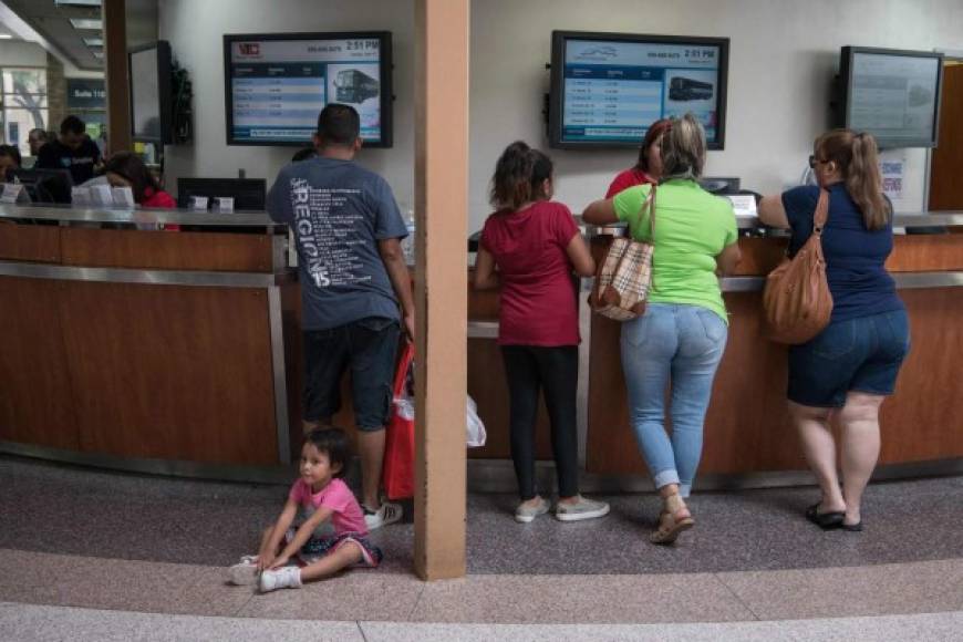 Los voluntarios orientan a los migrantes en la compra de sus boletos de autobús y les regalan ropa y alimentos.