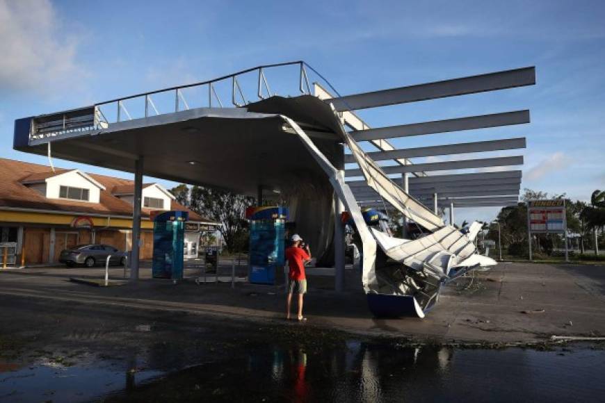 Varias infraestructuras, como esta gasolinera, sufrieron severos daños tras el paso del ciclón.