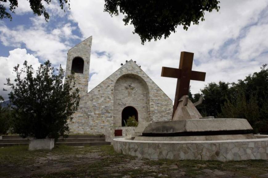 Esta Iglesia de La Paz tiene una edificación particular, pero sin faltarle la cruz del Cristo.