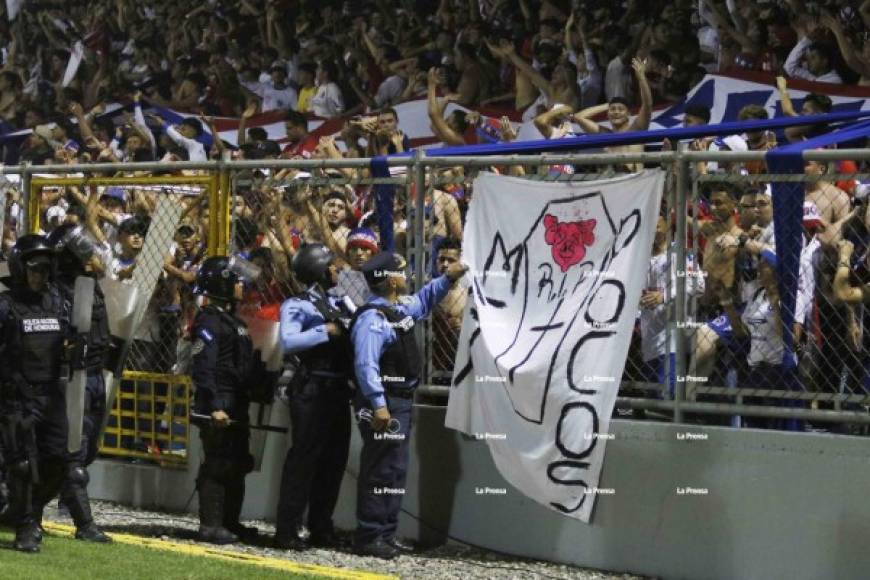 La manta del Olimpia molestó a los aficionados del Real España e inmediatamente se armó el caos en el estadio.