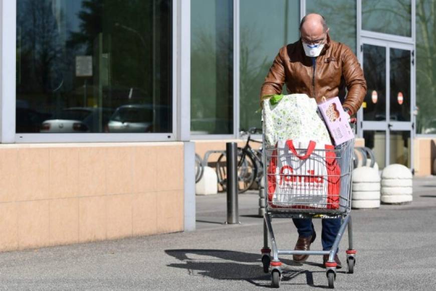 Los italianos pueden salir a trabajar, a consultar el médico o a comprar alimentos. Pero esos desplazamientos deben ser justificados por lo que deben presentar una declaración firmada, que puede ser verificada por la policía.