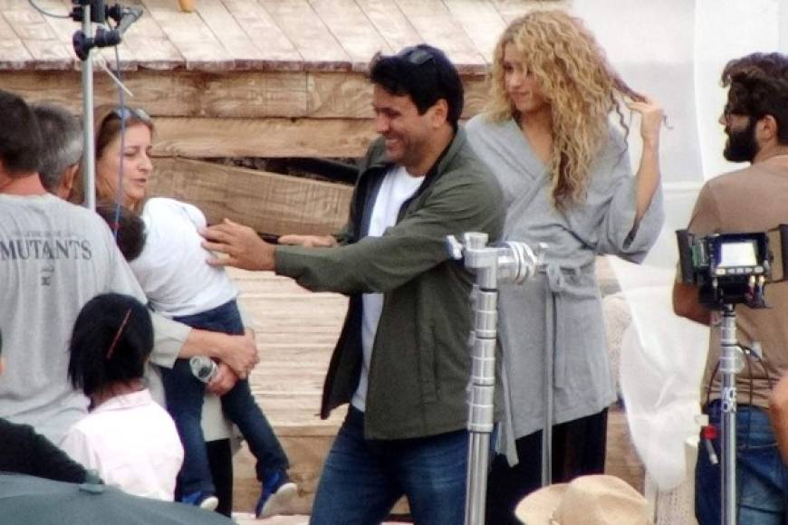 Durante las grabaciones, Shakira estuvo acompañada por su hermano y su suegra que cuidó mucho a Milan.