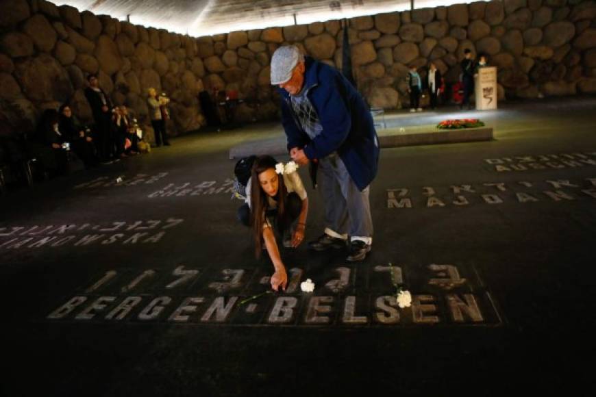 Un sobreviviente del Holocausto coloca flores en uno de los monumentos conmemorativos en Jerusalén.