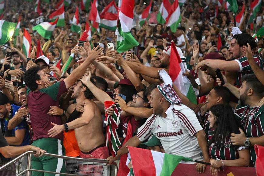 Fernando Diniz se fue a las gradas a celebrar con los aficionados del Fluminense.