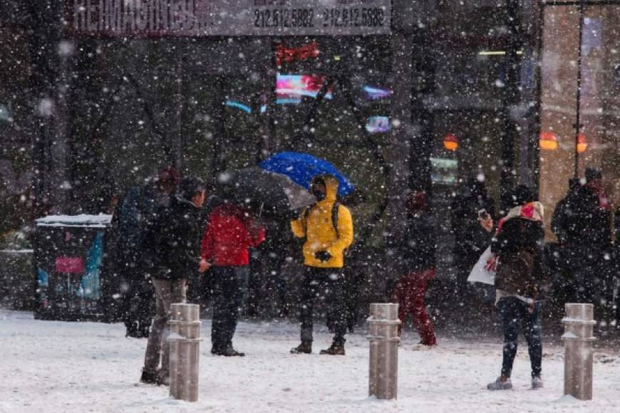 En Nueva York y sus alrededores se acumularon hasta 6 pulgadas de nieve, lo que no impidió a los neoyorquinos disfrutar de la nevada.