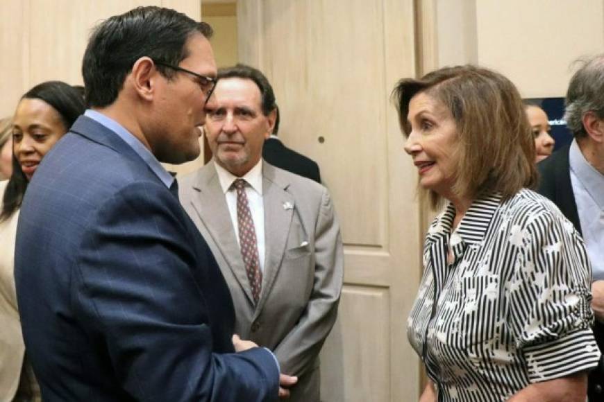 El canciller hondureño, Lisandro Rosales, presentó este sábado ante la presidenta de la Cámara de Representantes de Estados Unidos, Nancy Pelosi, de visita en Tegucigalpa, los éxitos ha tenido el gobierno de Juan Orlando Hernández en el combate del narcotráfico. AFP