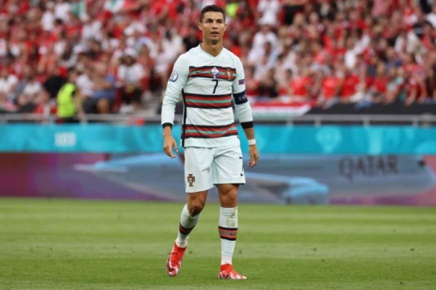 Desde el pitazo inicia, Cristiano Ronaldo estableció un récord ya que se convirtió en el primer jugador que participa en cinco Eurocopas.