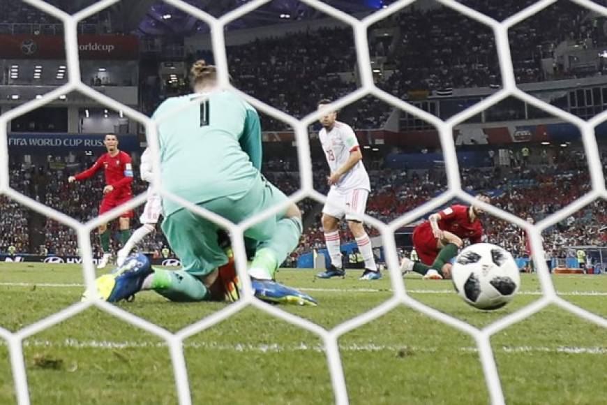 David De Gea falló en la acción y el balón se le escurrió al fondo de su portería para el segundo gol de Cristiano Ronaldo. Foto AFP
