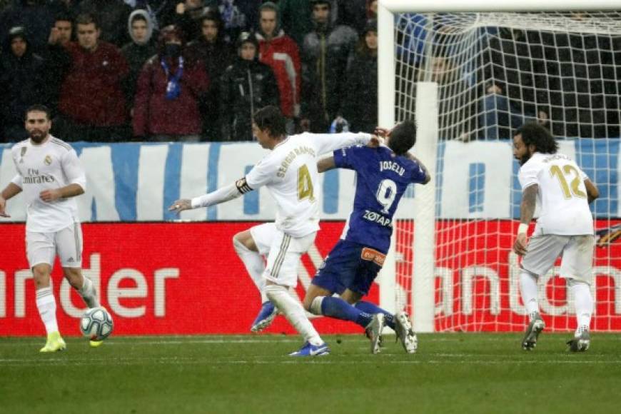 Sergio Ramos propinó esta agresión al jugador Joselu del Alavés y el árbitro pitó un penal contra el Real Madrid.