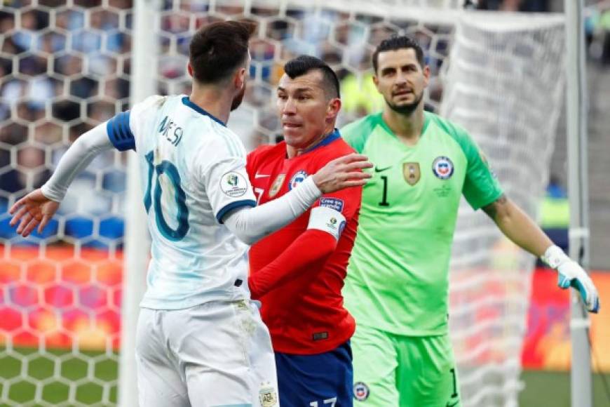 Messi solamente levantaba los brazos ante los empujones de Gary Medel. Foto EFE