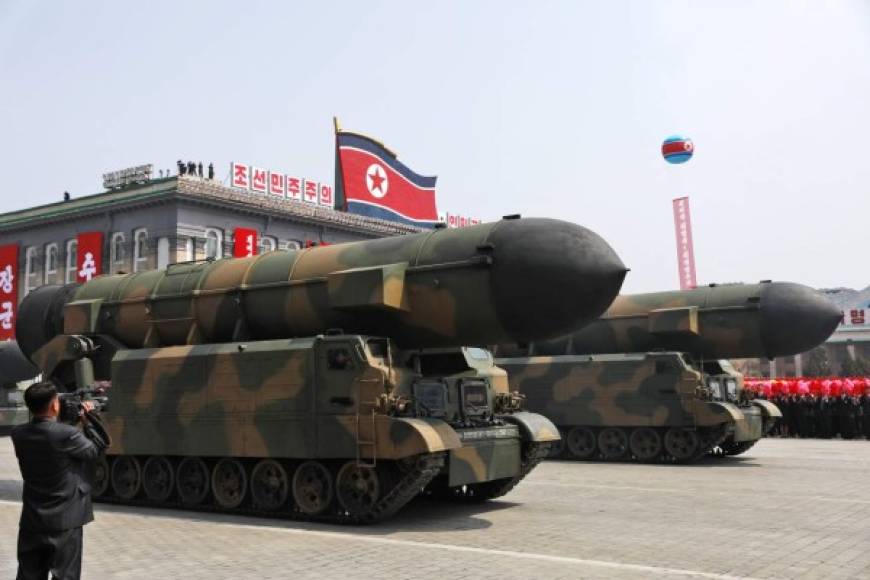 Los misiles balísticos que se lanzan desde submarino (SLBM) también fueron parte de la exhibición de fuerza del régimen de Kim Jong-un.