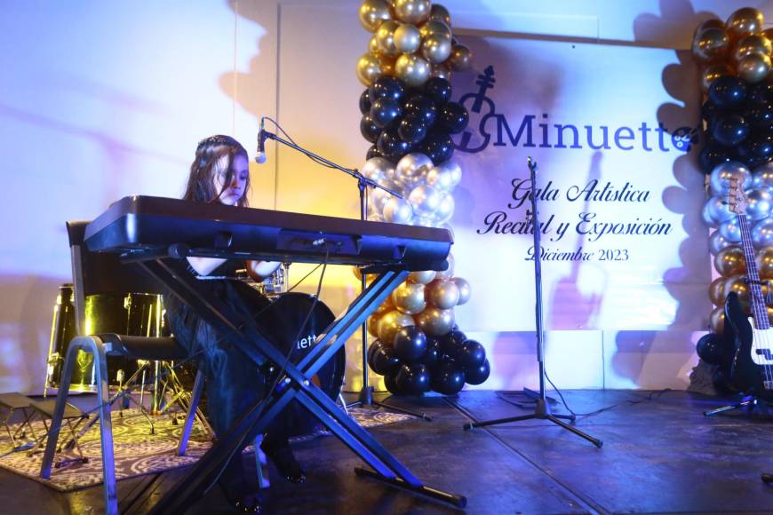 Marian Izaguirre deleitó a los presentes con su muestra musical de “Navidad, Navidad”.