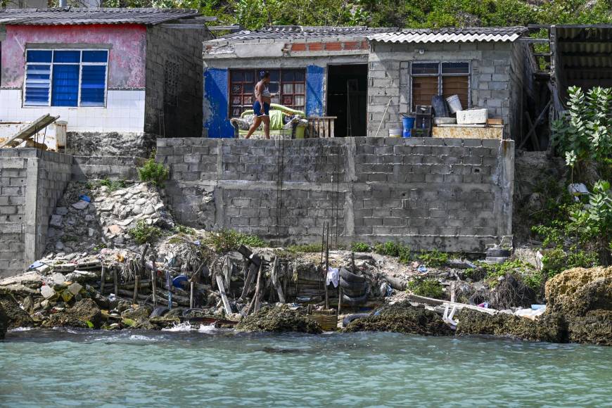 La líder comunitaria Mirla Aaron se escandalizó cuando vio en la orilla los huesos de antiguos habitantes de Tierra Bomba, una isla ubicada frente al lujoso sector hotelero de <b>Cartagena</b> (norte). 