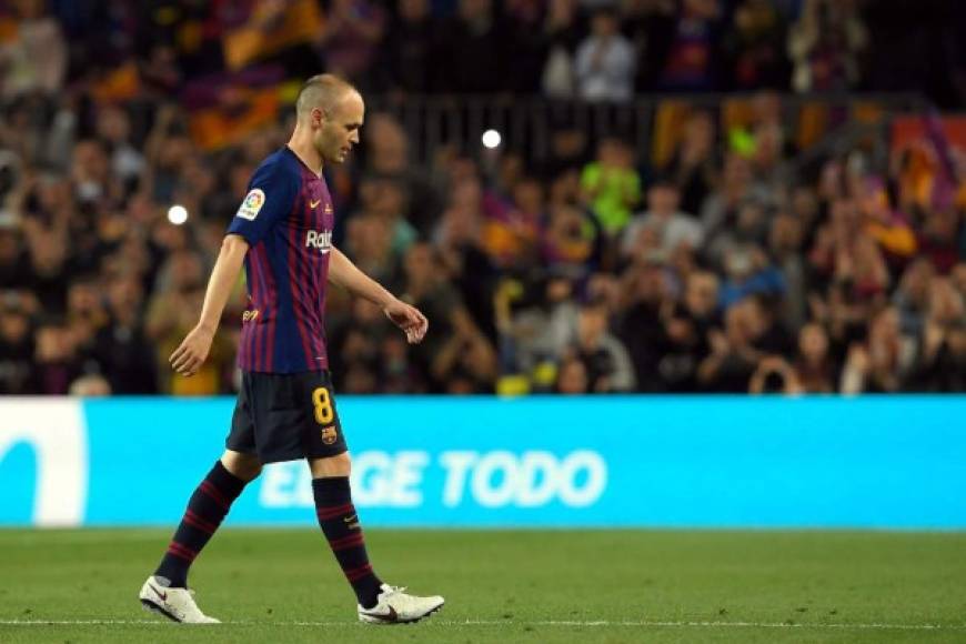 Andrés Iniesta al momento de abandonar el campo en su último partido con el Barcelona. Foto AFP