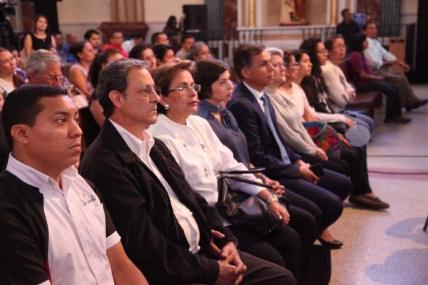 Distintas personalidades asistieron a contemplar y conocer el Manto Sagrado.