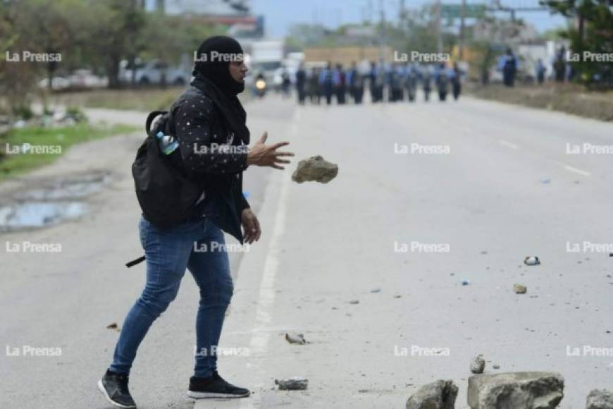 Honduras amaneció bajo protestas este jueves tras el llamado de maestros y médicos a una jornada extendida de manifestaciones, en el marco de un denominado 'Paro Nacional', que hasta ahora deja tomas de carretera en varios municipios de la zonas norte y central de Honduras.<br/>
