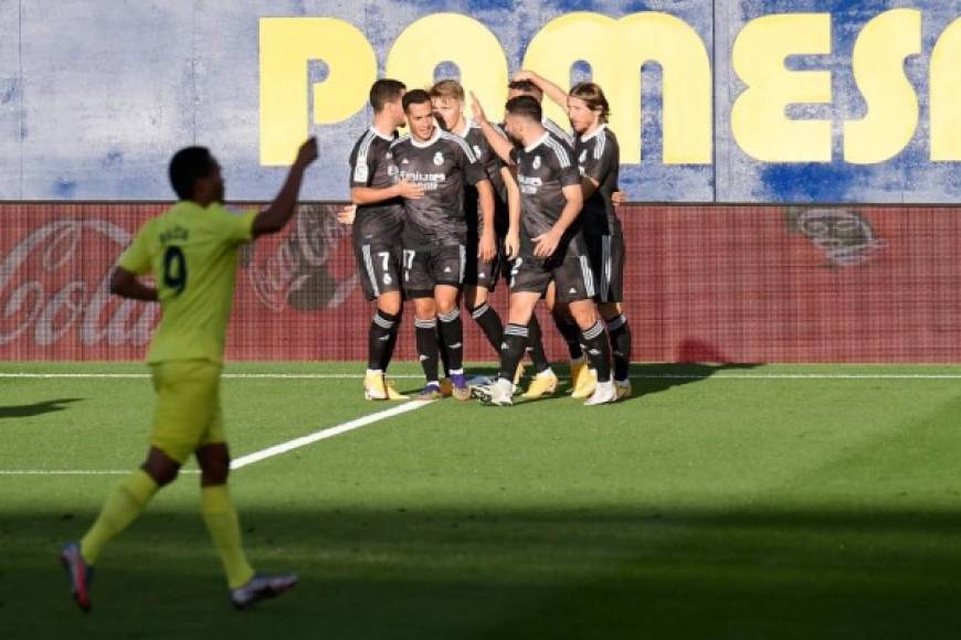 Los jugadores del Real Madrid felicitaron al dominicano Mariano por su anotación.