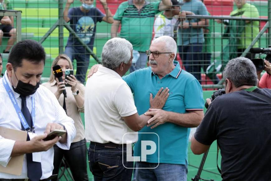Manuel Keosseián saludando a Héctor Castellón antes del inicio del partido Marathón-UPN.