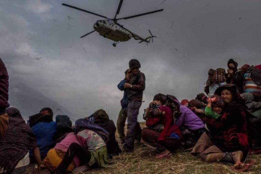 El tercer lugar para la categoría de 'Noticias generales' fue para esta imagen captada durante los operativos de rescate tras el terremoto de magnitud 7,8 en Nepal.
