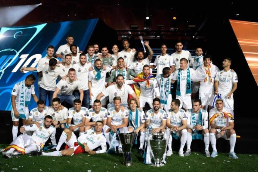 Los jugadores de fútbol y baloncesto del Real Madrid posaron juntos.