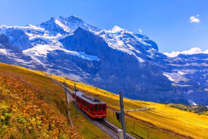 Qué hacer en Suiza: <br/><br/>Jungfraujoch es un puerto de montaña entre el Mönch y el Jungfrau en los Alpes berneses en el límite entre los cantones de Berna y Valais, dentro del área protegida Jungfrau-Aletsch declarada Patrimonio de la Humanidad por la Unesco.​
