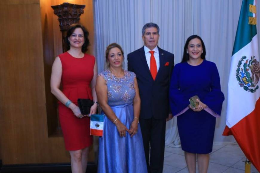 Karen de Calidonio junto a Maribel Limón, el cónsul de México, Gilberto Limón y Lilia Umaña.