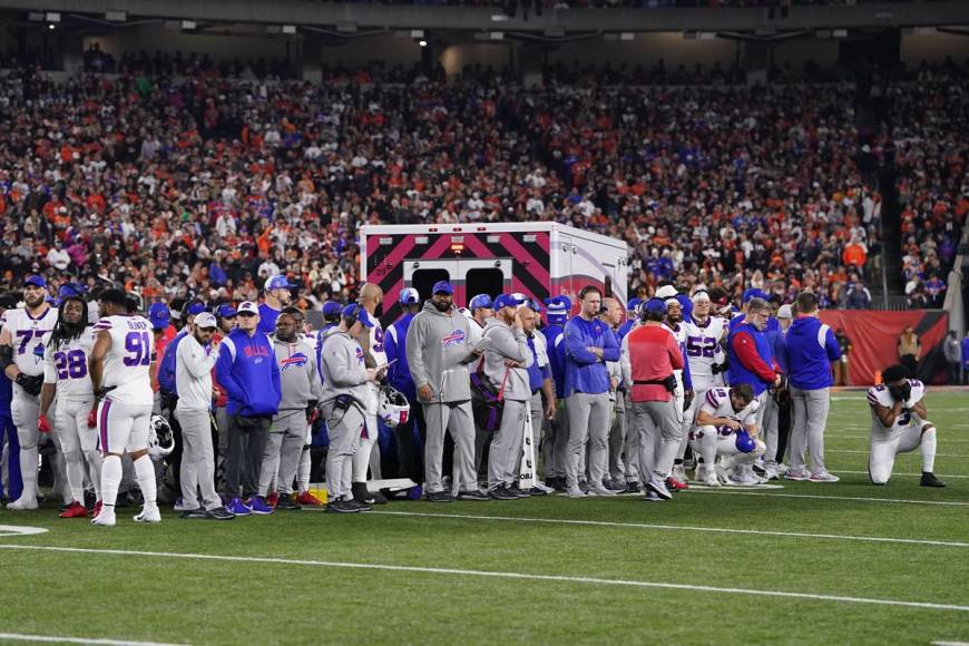 Los jugadores de los Buffalo Bills se reunieron alrededor de Hamlin y muchos de ellos se arrodillaron para orar durante el tratamiento.