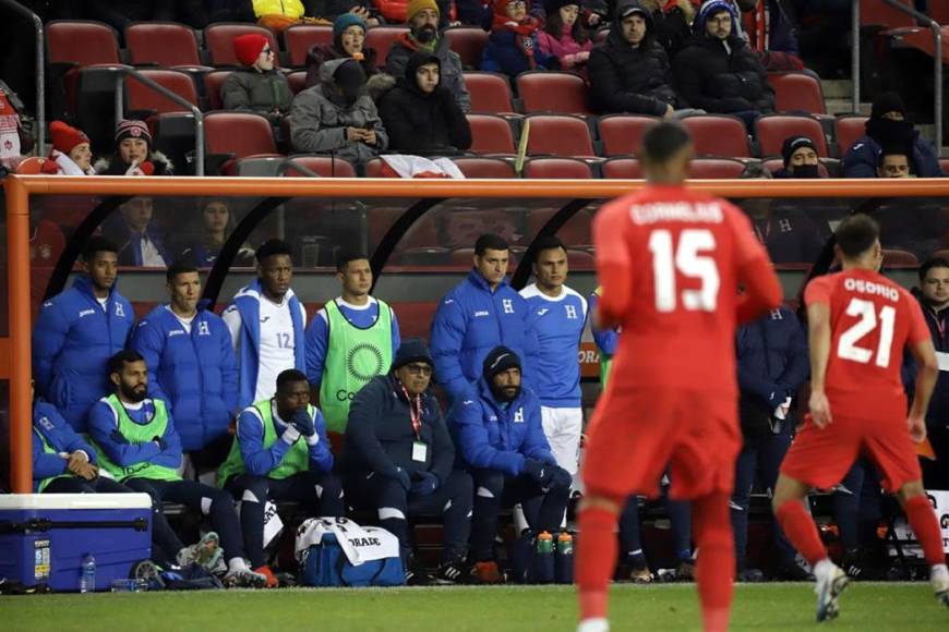 El banquillo de la Selección de Honduras sufriendo por la derrota frente a Canadá.