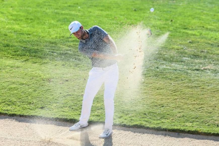 GOLF. Saliendo de la trampa. El golfista danés Lucas Bjerregaard sale de la trampa durante el torneo de Portugal Masters de golf celebrado en Vilamoura, Algarve, Portugal.