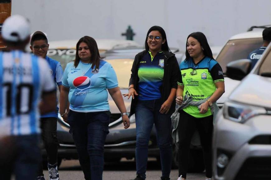 Bellas chicas y ambientazo en el Motagua-Olancho por Copa Centroamericana