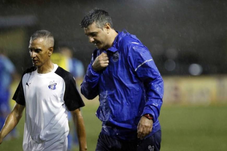 Diego Vázquez y Horacio Londoño tuvieron una charla al final del partido mientras caminaban al camerino.
