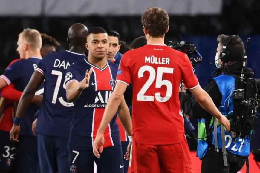 Kylian Mbappé saludando a Thomas Müller al final del encuentro en París.