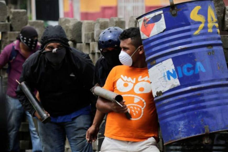 El descontento de una protesta estudiantil en Managua se extendió rápidamente a las principales ciudades del país en masivas manifestaciones que fueron violentamente reprimidas por las fuerzas orteguistas.