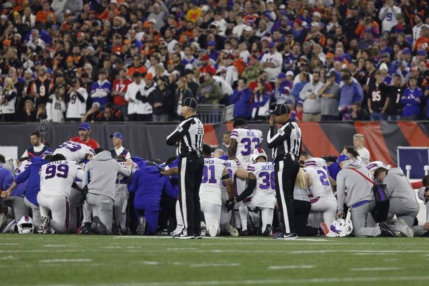 Los jugadores de los Buffalo Bills se reunieron alrededor de Hamlin y muchos de ellos se arrodillaron para orar durante el tratamiento.