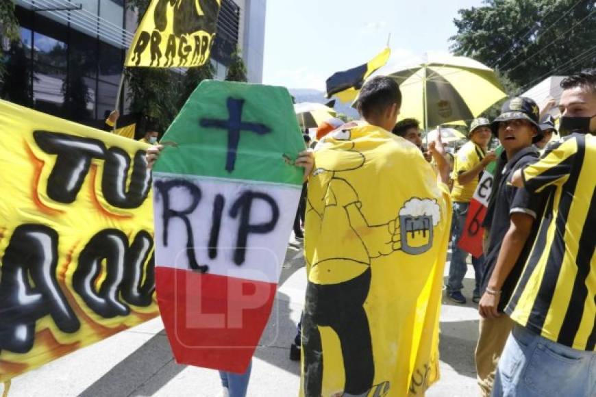 Así se burlaron los aficionados del Real España del Marathón, con la forma de un ataúd con los colores del vecino y unas siglas 'RIP'.