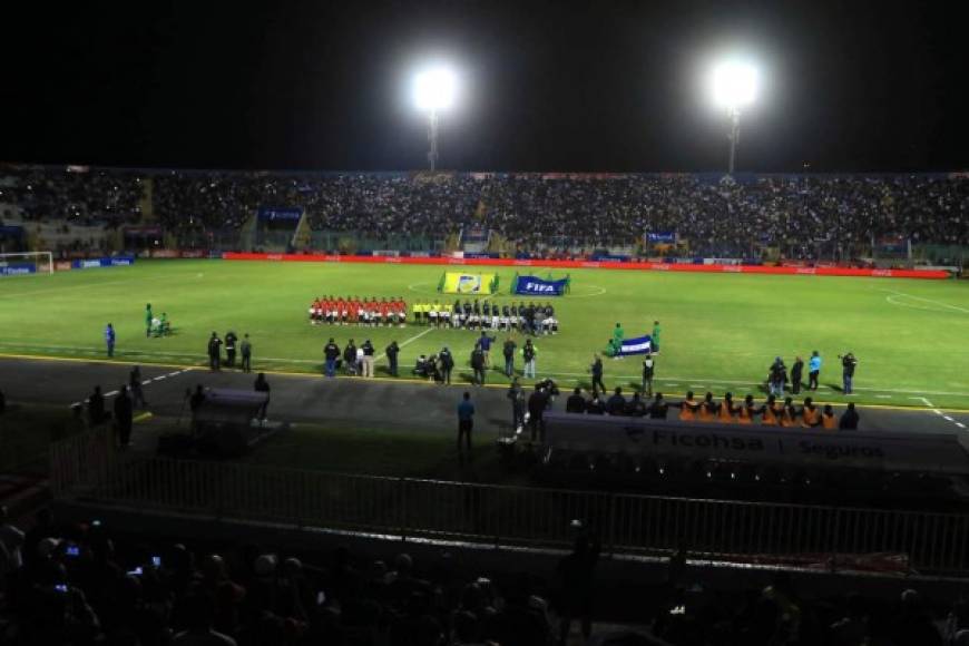 Las selecciones de Honduras y Panamá en los actos protocolarios previo al inicio del partido.