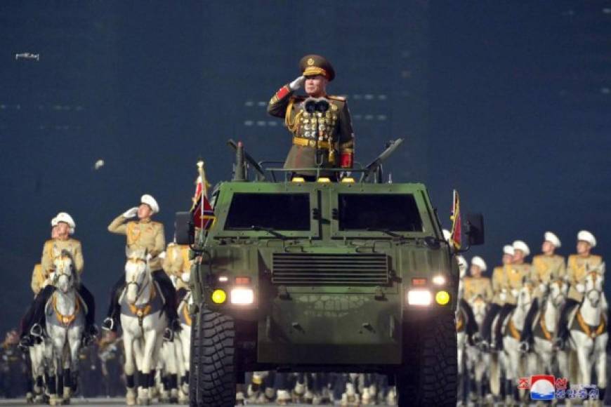 'Las majestuosas unidades de élite y las filas invencibles de la República que cruzarán orgullosamente la plaza Kim Il Sung representan nuestro poder absoluto', afirmó el ministro de Defensa, Kim Jong Gwan. FOTO AFP