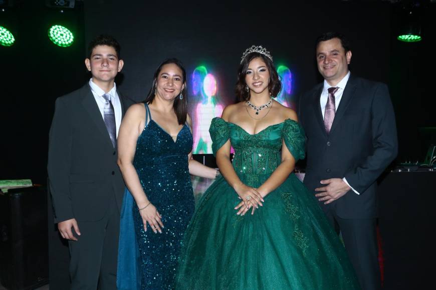 Alberto Cuéllar, Sandy Mejía, Sophia Cuéllar y Carlos Cuéllar