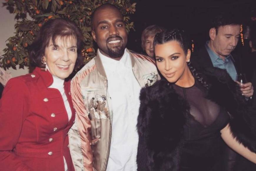 Kim Kardashian junto a su abuela Mary Jo Campbell y su esposo Kanye West.