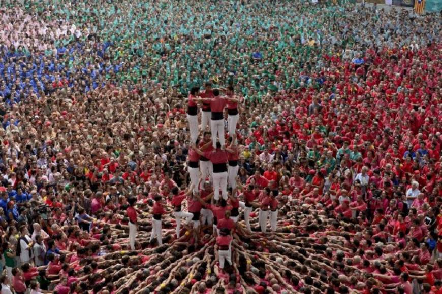 Hay varias estructuras posibles y el 'castell' sólo se considera válido si se corona y se desmonta sin que caigan sus miembros.