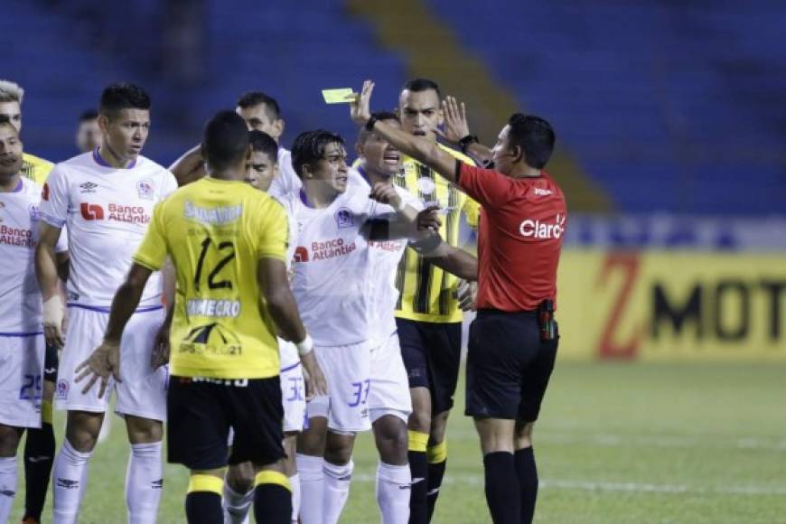 El árbitro Said Martínez tuvo un mal trabajo arbitral en el estadio Olímpico. El central terminó expulsando a cinco jugadores más a Pedro Troglio y su asistente.